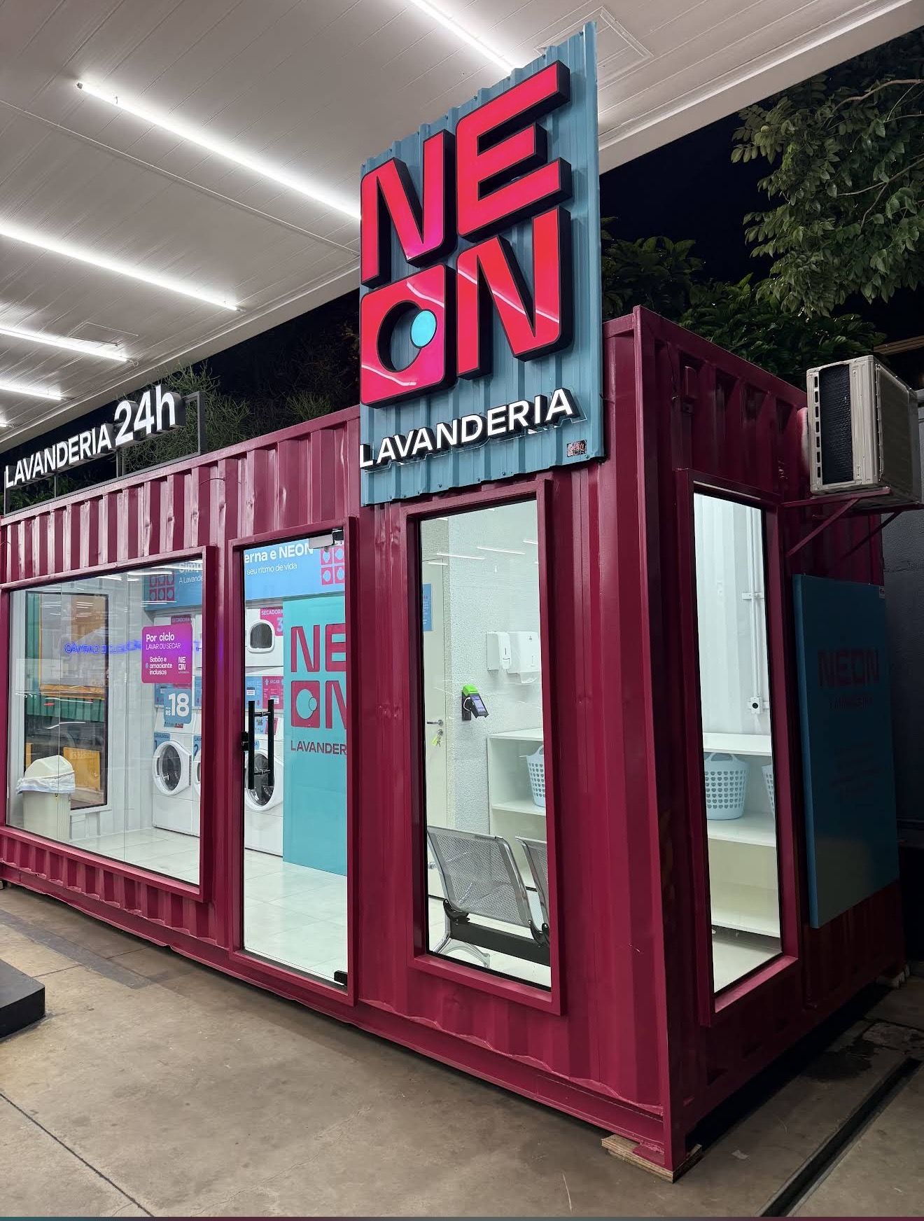 Fachada Neon Lavanderia unidade Núcleo Bandeirante, vista noturna