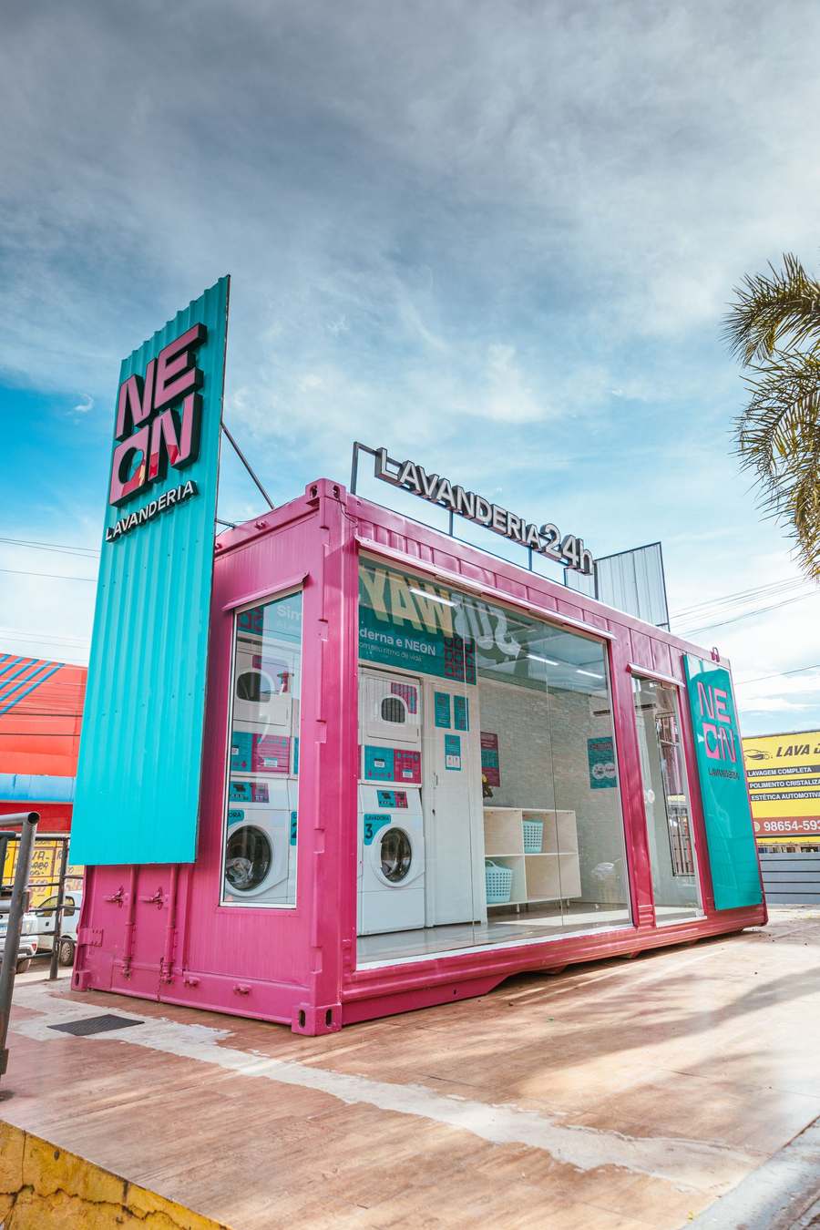 Letreiro Neon Lavanderia com totem turquesa e rosa